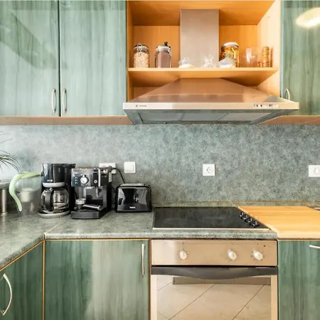 Apartment 2bdr Duplex With Parking *