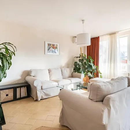 Apartment 2bdr Duplex With Parking *