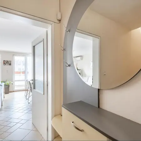 Apartment 2bdr Duplex With Parking *